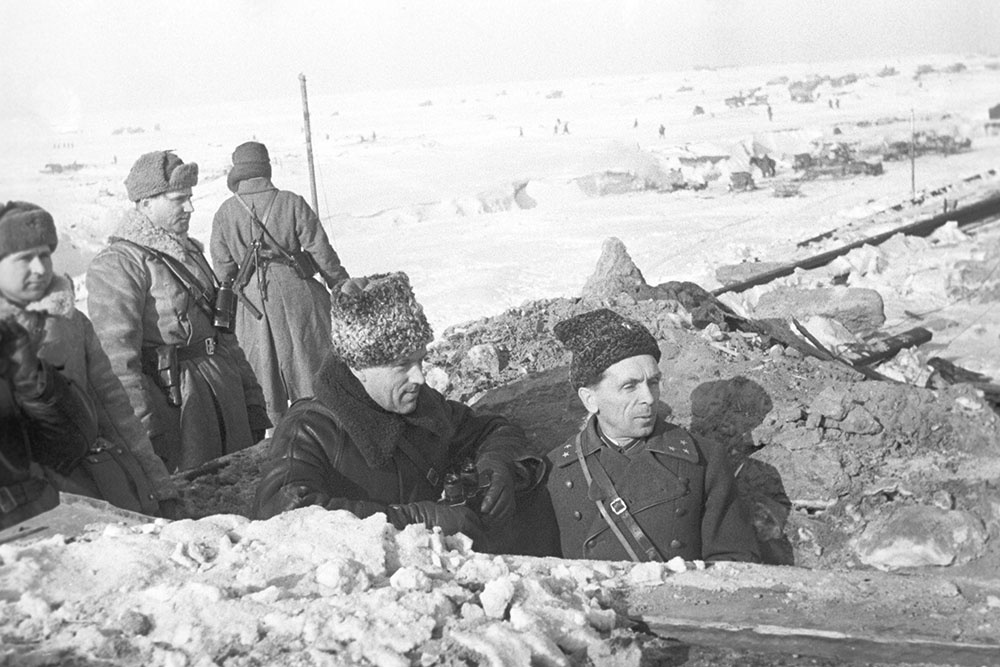 Командующий Донским фронтом генерал-лейтенант Константин Константинович Рокоссовский (слева) и командующий 65-й армией Донского фронта генерал-лейтенант Павел Иванович Батов наблюдают на наступлением советских войск. Декабрь 1942 года.