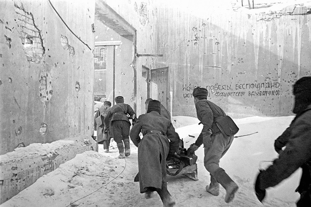 Пулеметчики командира взвода отдельного гвардейского пулеметного батальона 13-й гвардейской стрелковой дивизии во время боя в разрушенном здании.