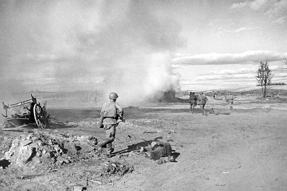 Ржевская битва. Бойцы ведут бой за деревню Гридино под Ржевом. Западный фронт.