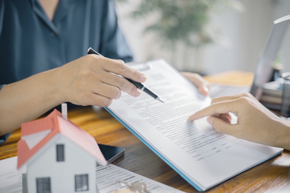 Процесс подписания ипотечного договора и документов о залоге недвижимости.