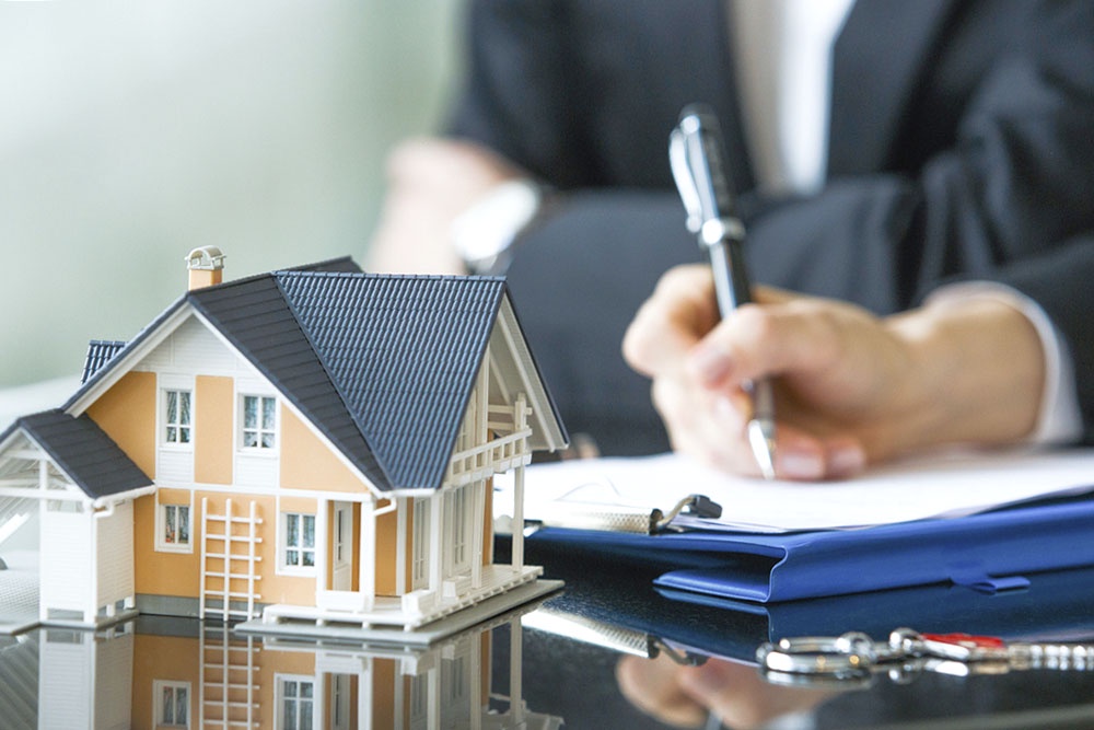 Заемщик подписывает ипотечный договор, добровольно принимая условие об ограничении права собственности до погашения долга.