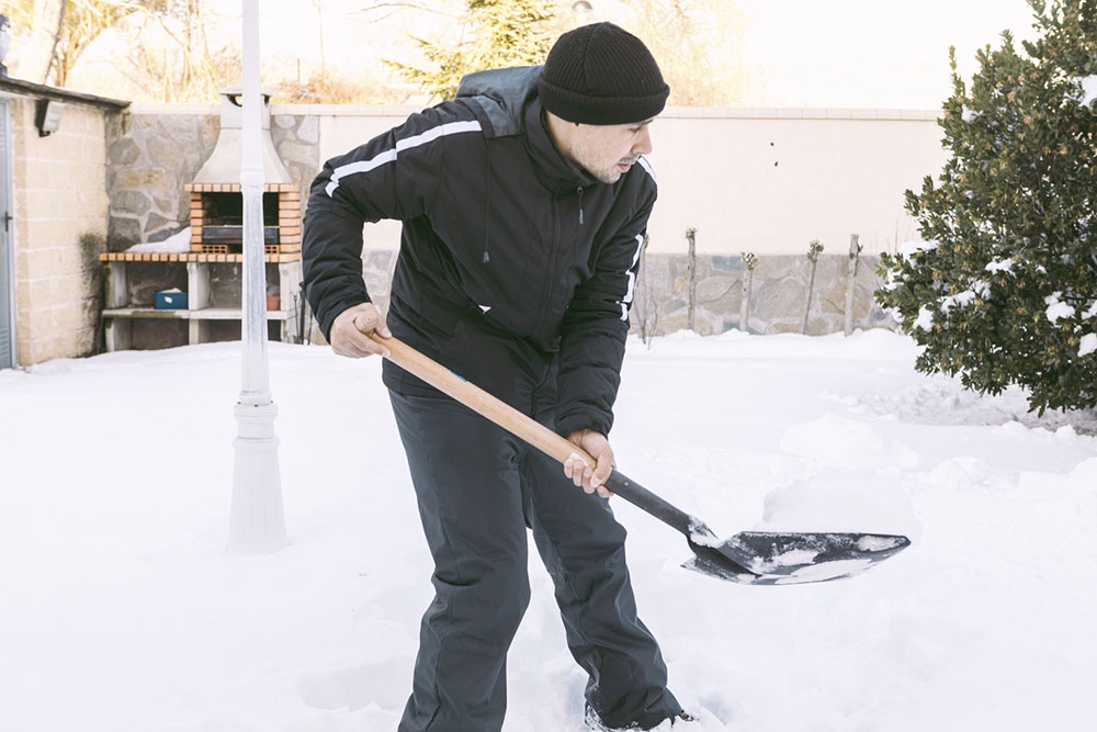 Человек убирает снег
