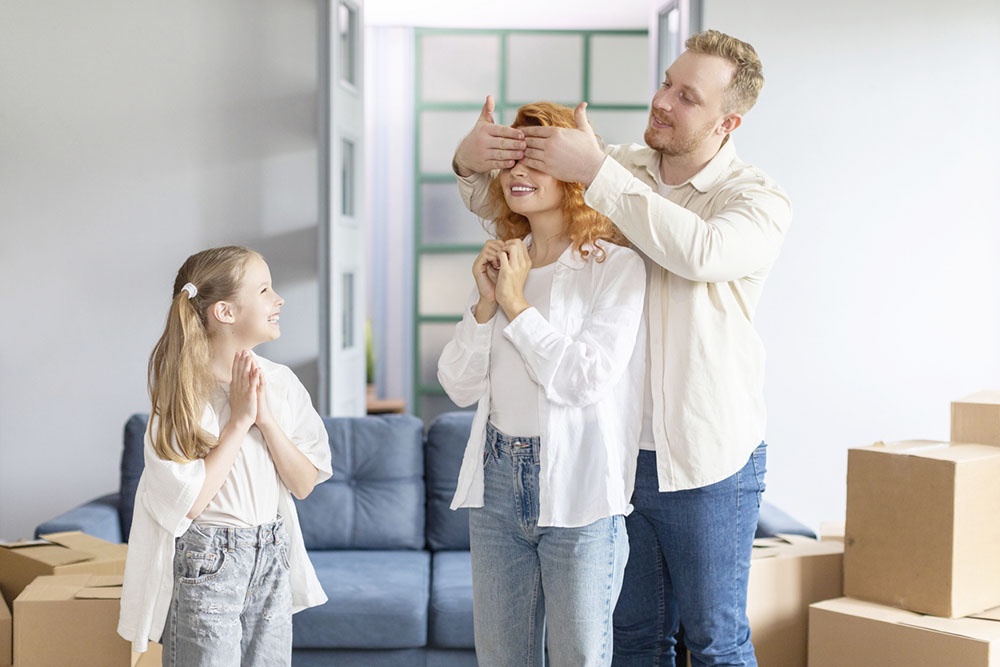 молодая семья в новой квартире