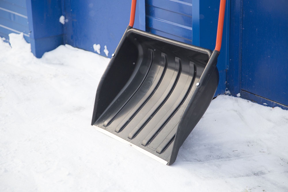 Пластиковый скрепер.