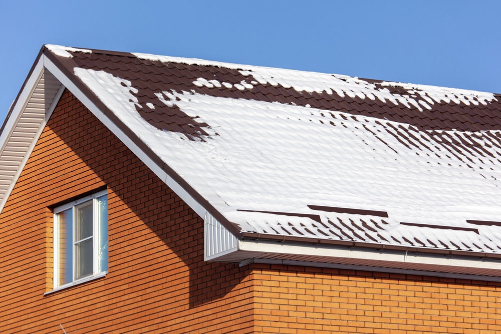 Высокая скатная крыша с очень крутым уклоном, на которой почти не задерживается снег.