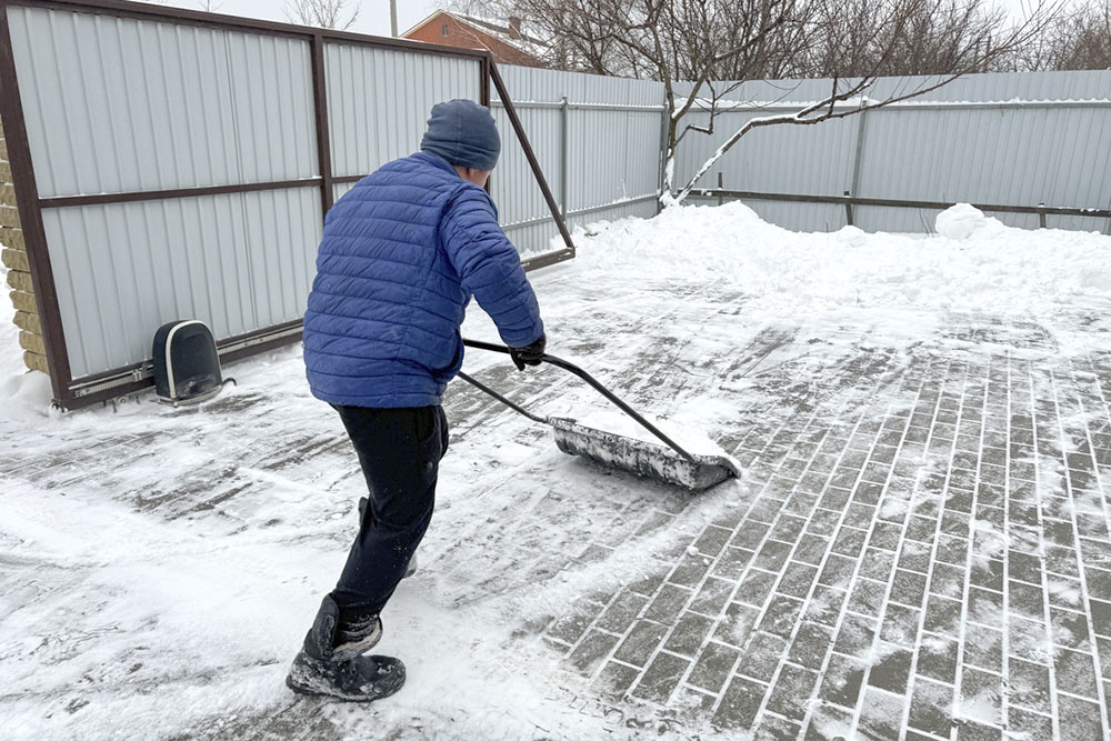 Большой заснеженный участок, часть которого уже расчищена.