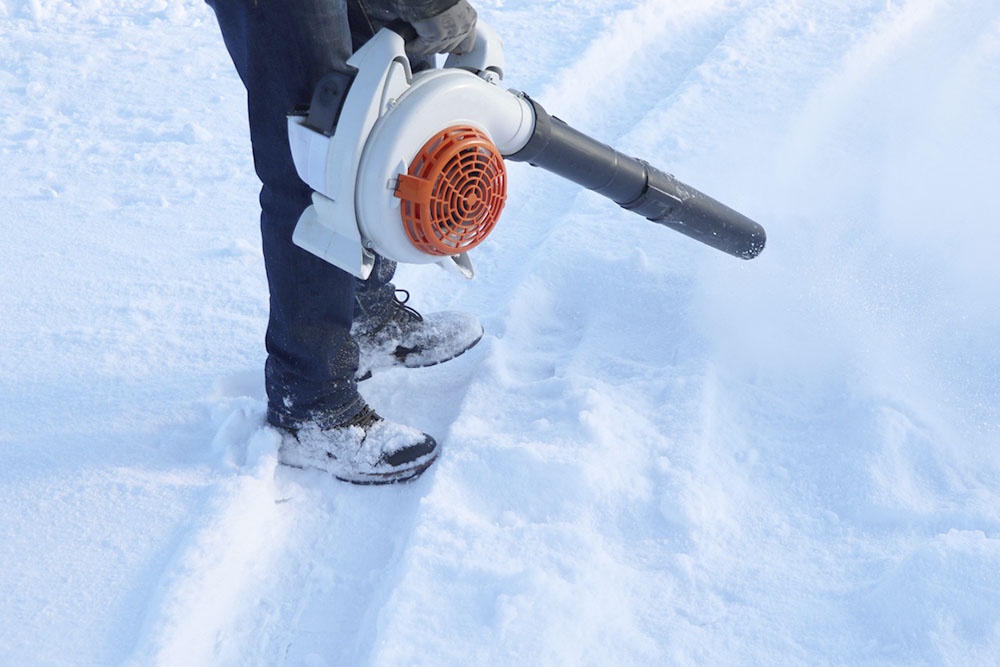 Очистка приусадебной территории от недавно выпавшего снега с помощью воздуходувки.