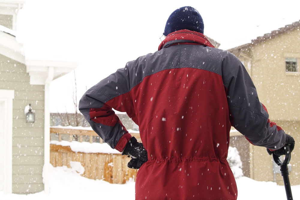 Человек смотрит на недоделанный участок, чувствуя боль в спине.