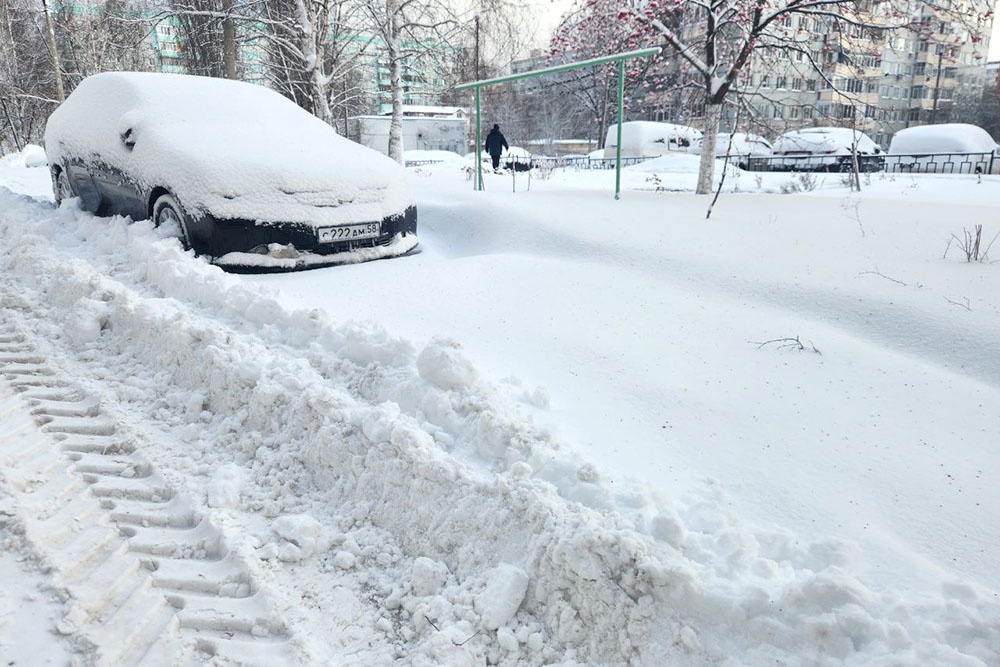 Застрявший автомобиль, вокруг которого сугроб.