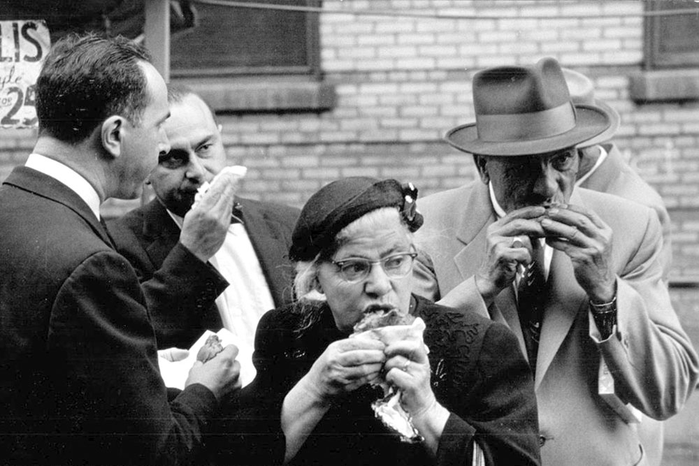 На ежегодном празднике в честь святого покровителя Неаполя в районе Маленькая Италия (Нью-Йорк). 14 сентября 1958 года.