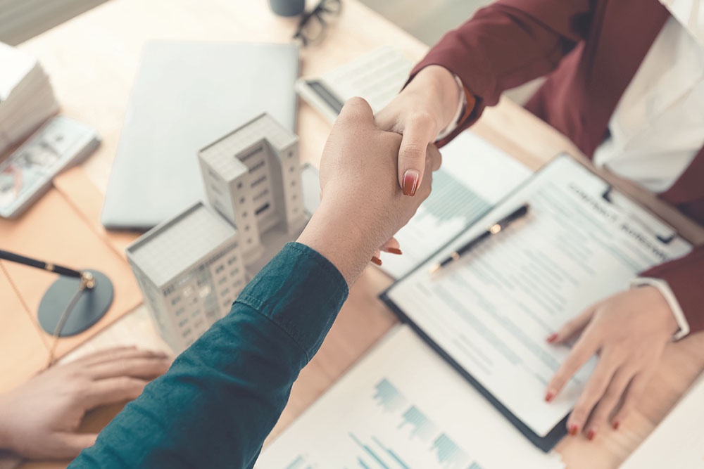 Дольщик на переговорах с застройщиком.