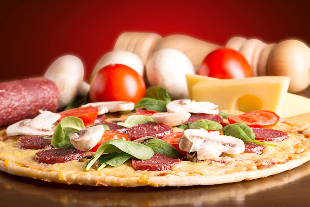 Набор продуктов для приготовления вкусной начинки для домашней пиццы.