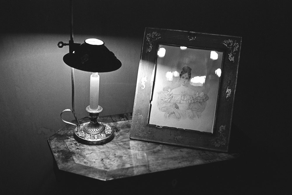 Столик с портретом Натальи Гончаровой в мемориальном музее-квартире А. С. Пушкина. Всероссийский музей А. С. Пушкина.