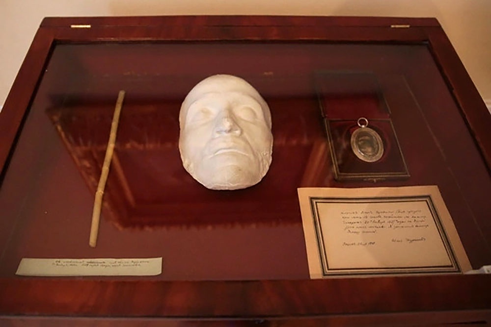 Посмертная маска А. С. Пушкина в музее-квартире поэта.