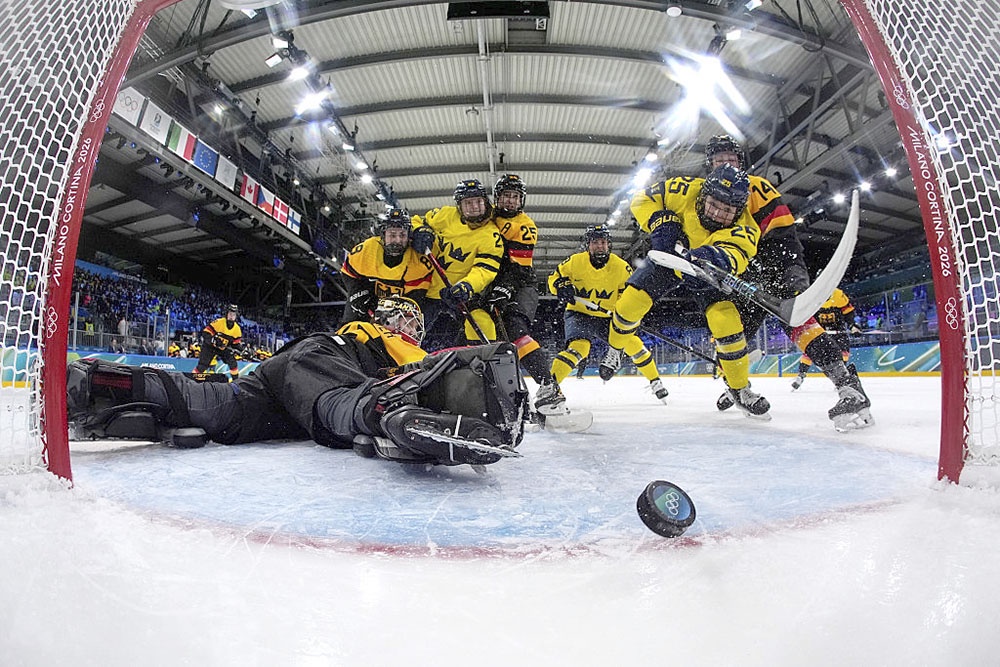 Женские сборные Швеции и Германии на Олимпийских играх 2026 года.