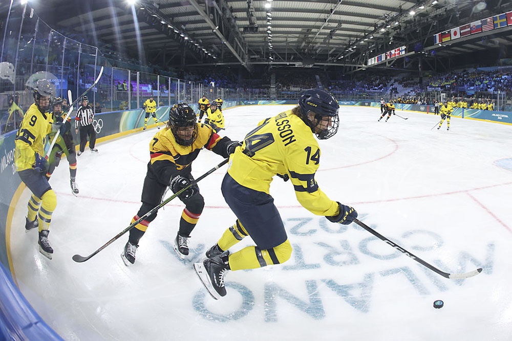 Женские сборные Швеции и Германии на Олимпийских играх 2026 года.