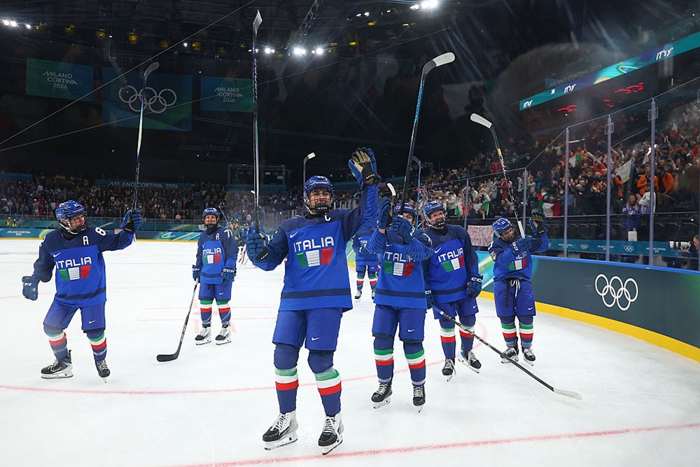 Сборная Италии празднует победу над сборной Франции со счетом 4:1 в матче группового этапа женского турнира на Олимпиаде-2026.