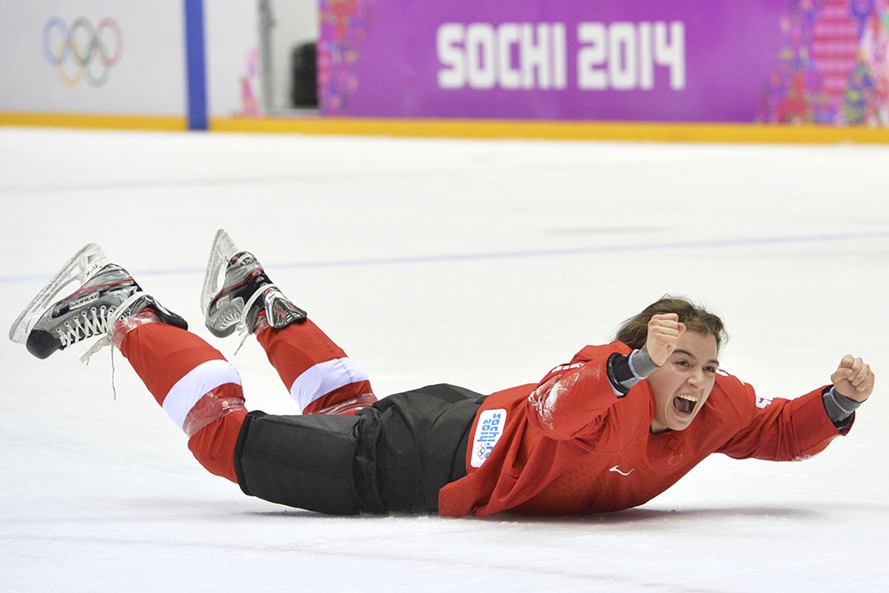 Матч за третье место между сборными командами Швейцарии (Сара Форстер) и Швеции на соревнованиях по хоккею среди женщин на XXII зимних Олимпийских играх в Сочи.