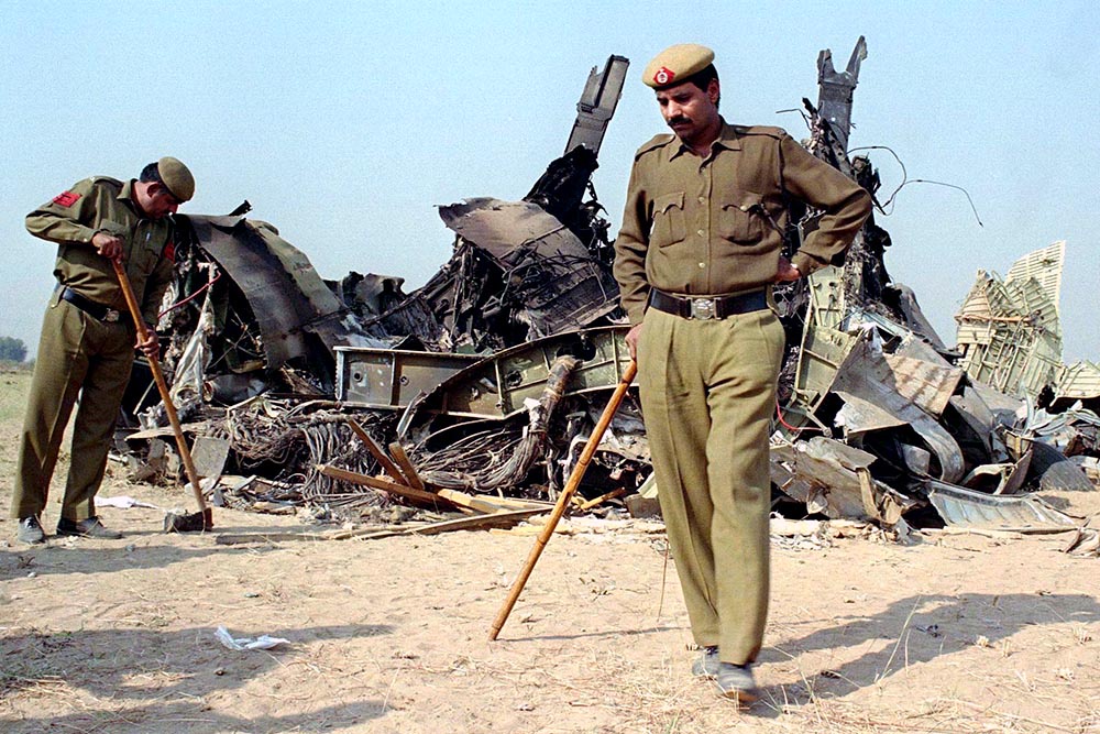 Индийские полицейские охраняют обломки самолета