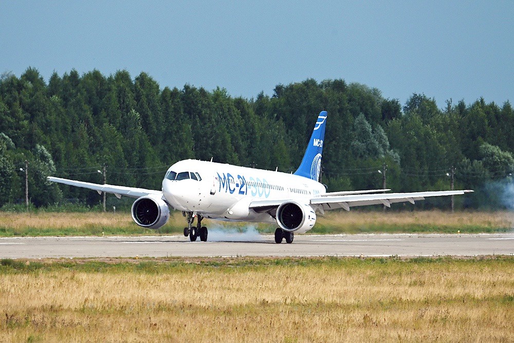 российский самолет МС-21 совершает посадку