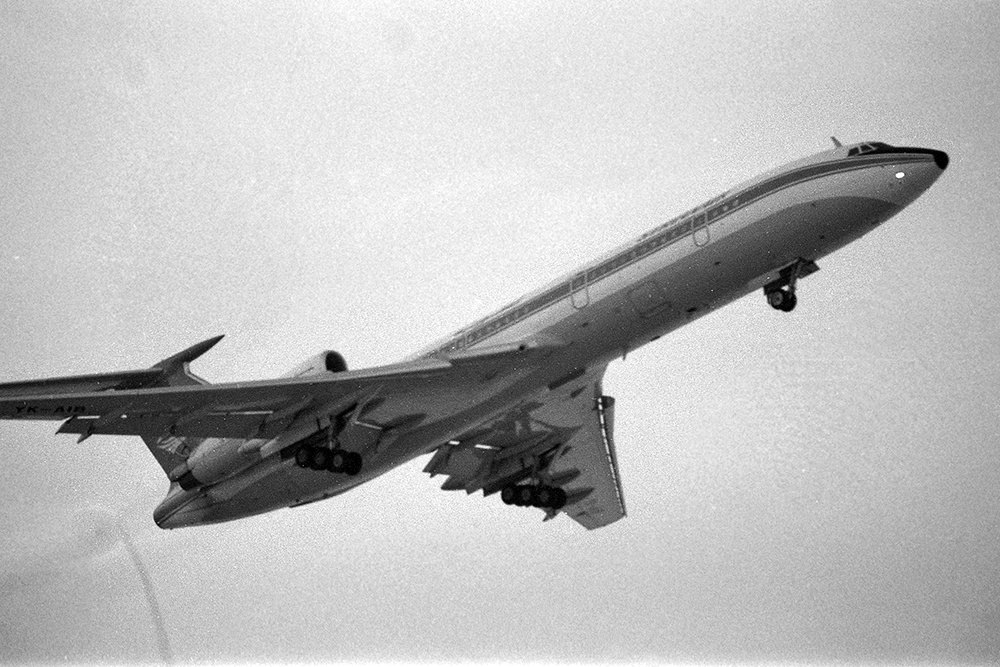 самолет Ту-154 взлетает 