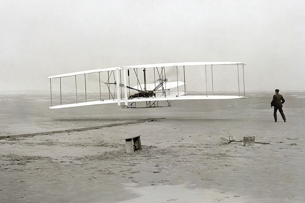 самолет Wright Flyer на взлетном поле