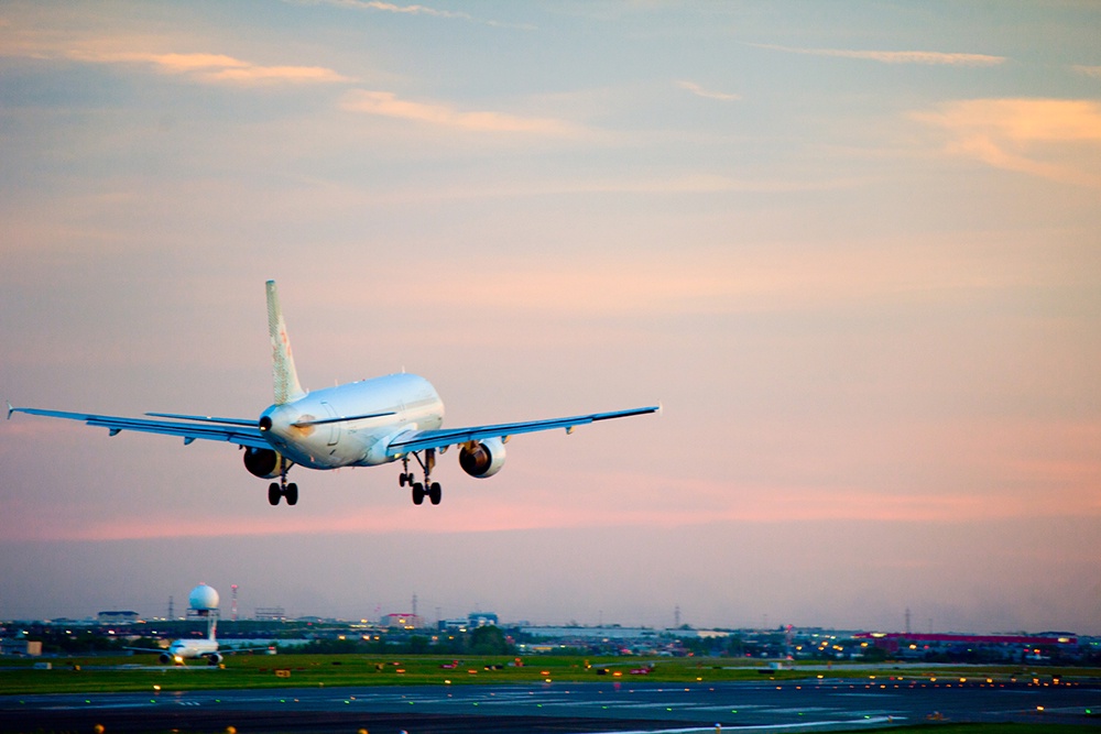 самолет приземляется на взлетную полосу