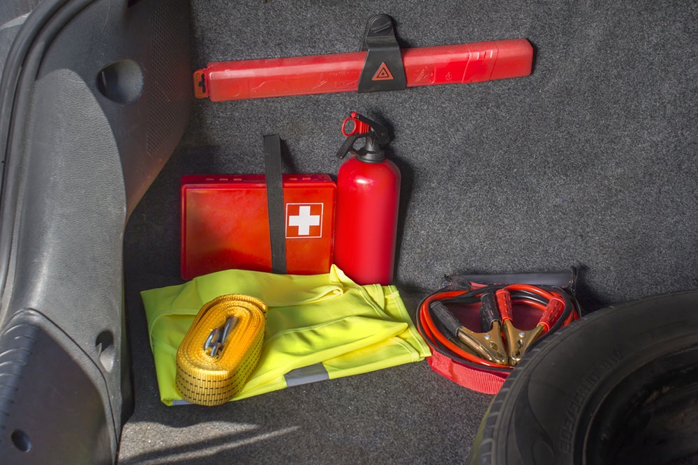 Хаотичная куча вещей аварийного комплекта.