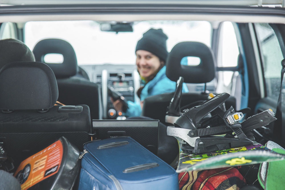 Забитый до отказа багажник.