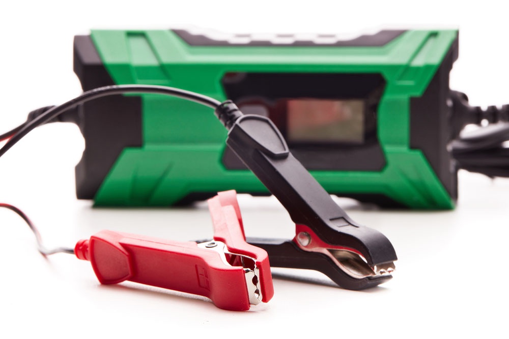 Пусковой бустер и провода  для запуска автомобиля с севшим аккумулятором.