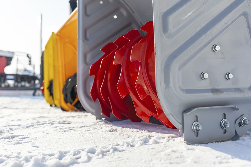 Шнек нового снегоуборщика, крупный план.