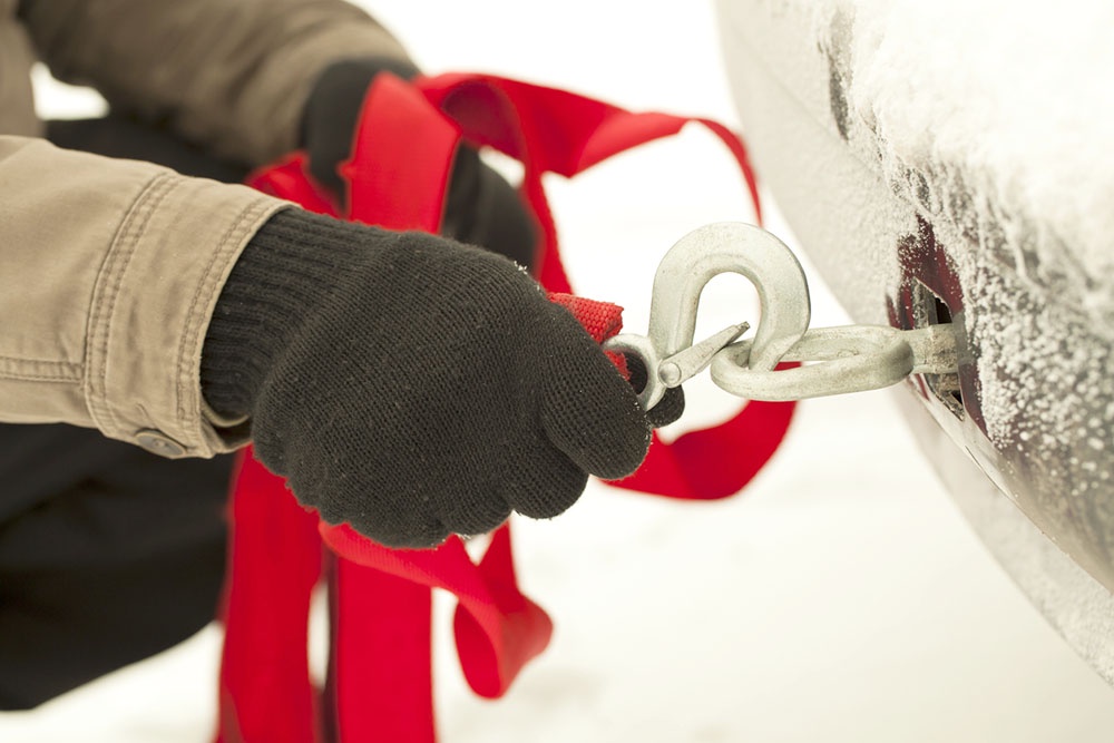 Безопасное крепление буксировочного троса с защитой рук от холода.