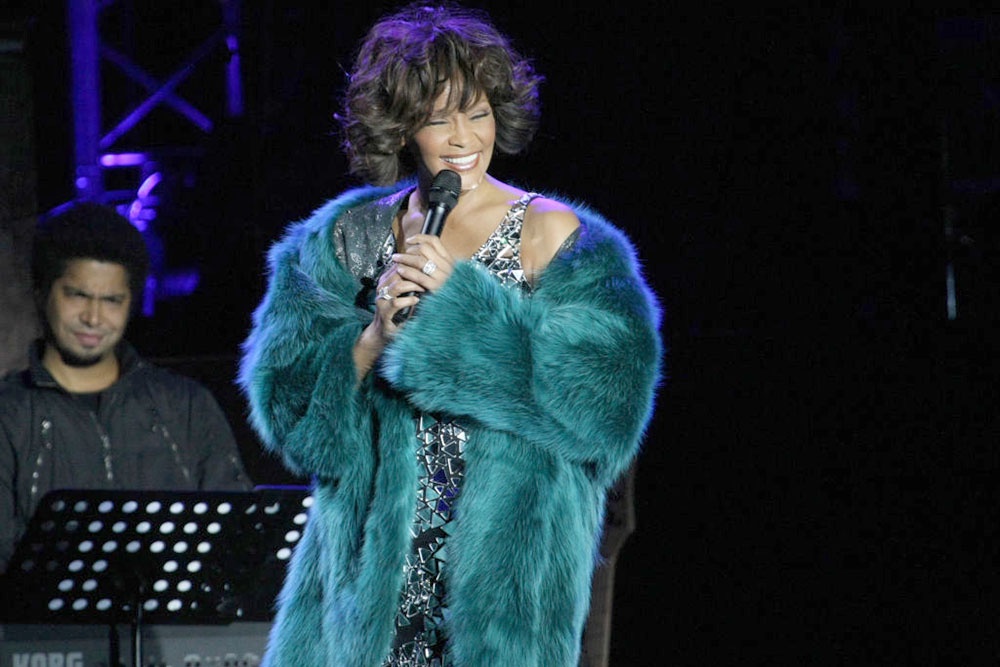 Певица Уитни Хьюстон выступает на сцене Олимпийского спортивного комплекса в Москве. 9 декабря 2009 года.