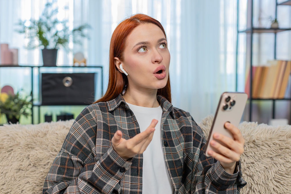 Школьница записывает свой ответ на смартфон для подготовки к устной части ЕГЭ по английскому.