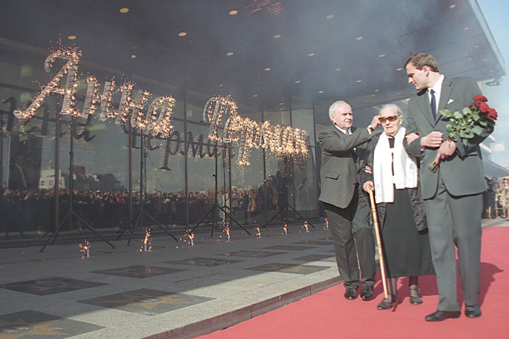 Родственники Анны Герман. Муж Збигнев Тухольский, мать Ирма Мартенс и сын Збигнев Ивар Тухольский на церемонии закладки именной звезды певицы. "Площадь звезд" у ГЦКЗ "Россия".