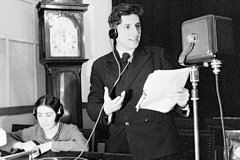 Новогоднее радиопоздравление. Диктор Всесоюзного радио Владимир Борисович Герцик. Москва, 1938 год.