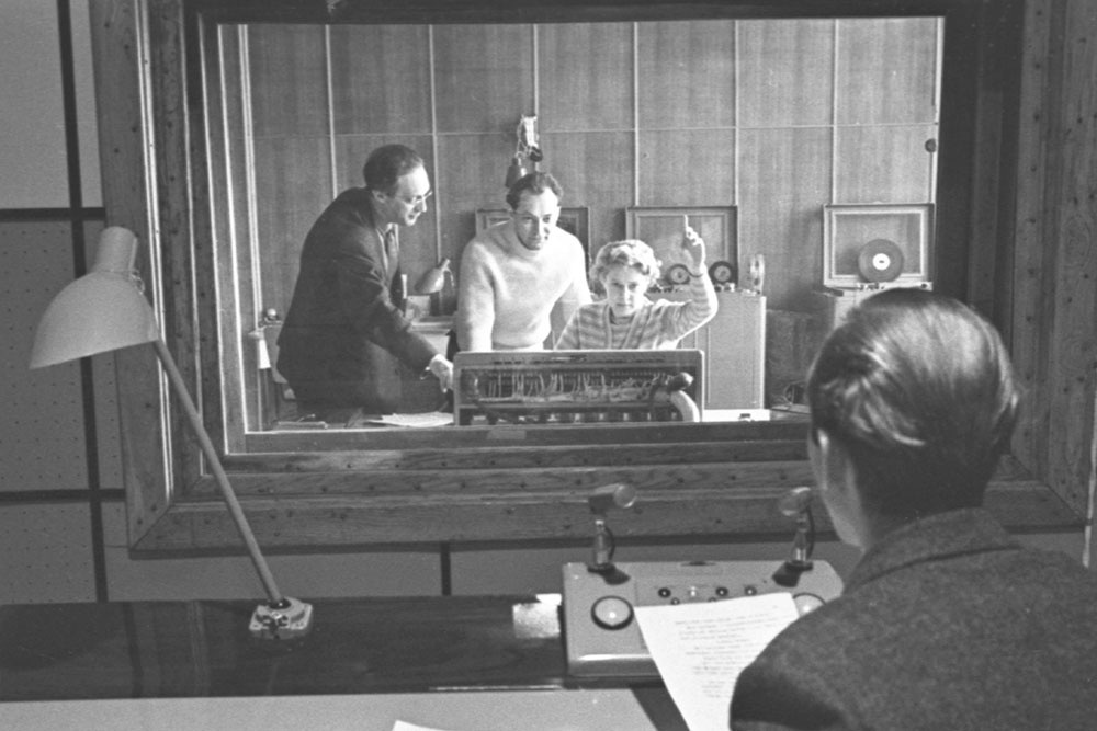 Государственная молодежная радиостанция "Юность". Прямой эфир (первая из советских радиостанций начала работать в прямом эфире).