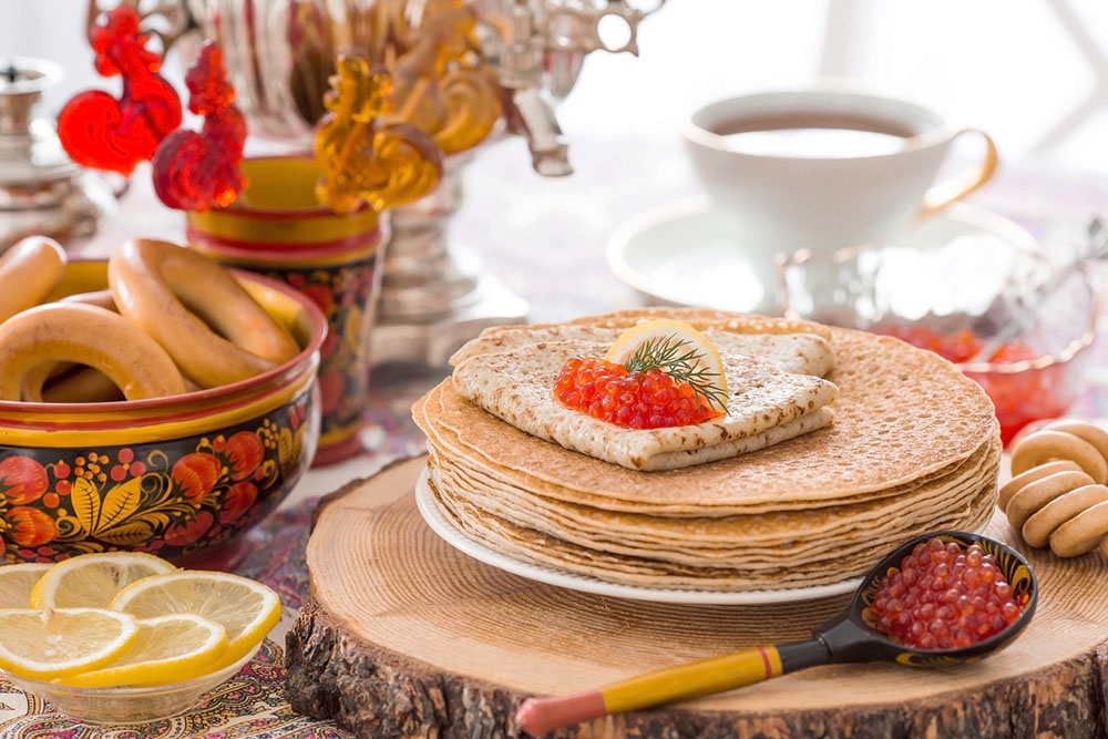 Масленица, на сотле блины с красной икрой.