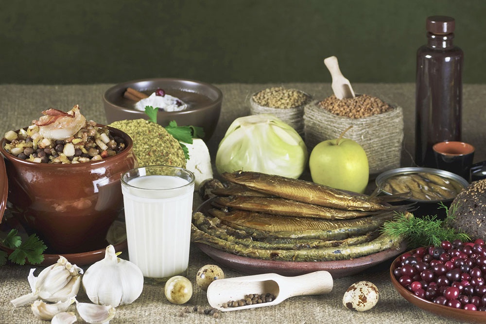 Постная еда на столе. Рыба,овощи, фрукты, крупы, грибы, растительное масло.