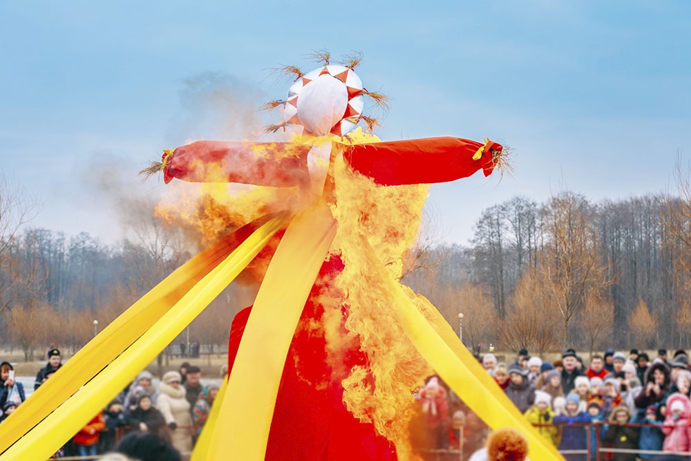 Сжигание чучела на масленицу.