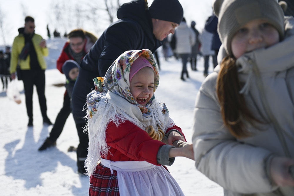 Праздновании Широкой Масленицы в Суздале. Перетягивание каната.