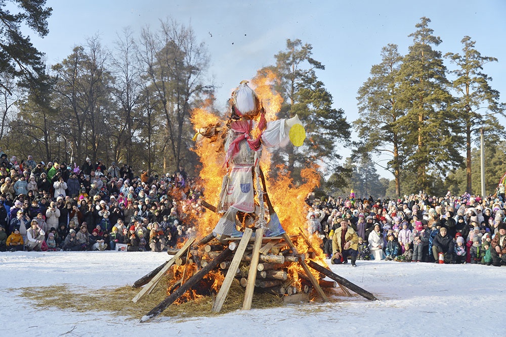Сжинают масленичное чучело. Празднование Широкой Масленицы в Миассе.