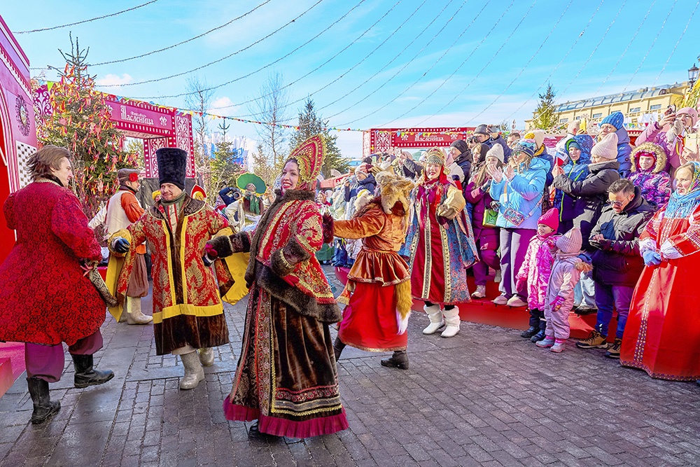 Празднование масленицы в Москве.