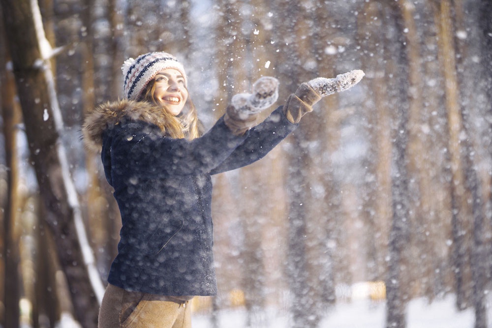 Девушка на зимней прогулке в парке.
