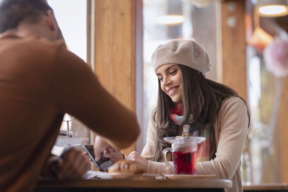 Девушка в кафе с другом.