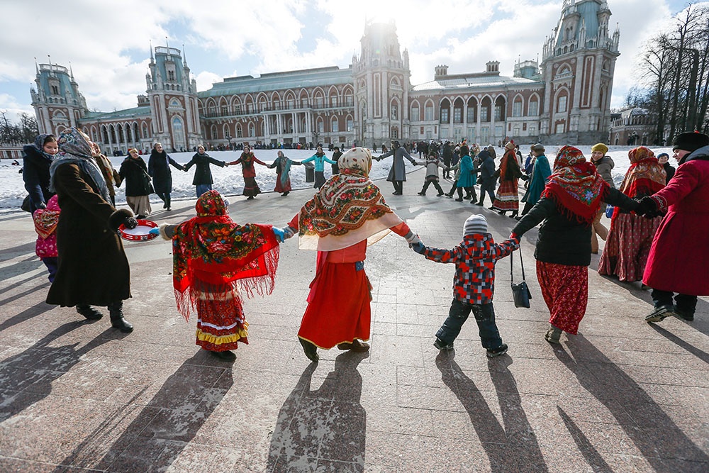 Хоровод во время масленичных гуляний в музее-заповеднике "Царицыно".