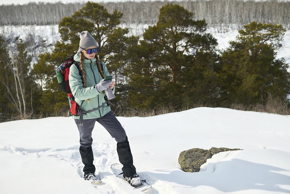Девушка в путешествии, правильно экипированна.