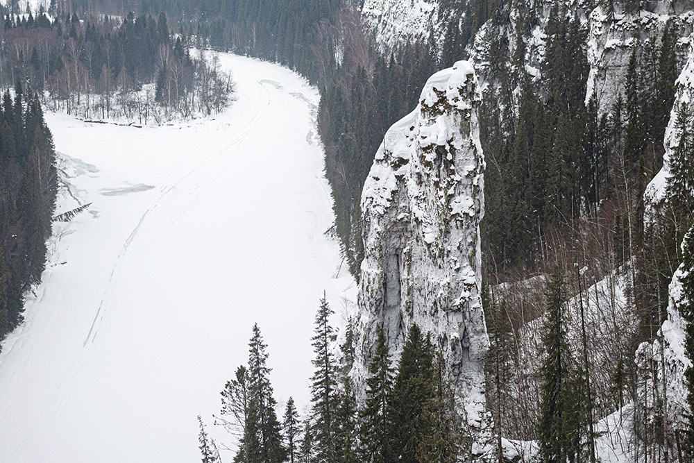 Огромный каменный массив Усьвинские столбы на правом берегу реки Усьвы в Пермском крае. В центре - Чертов Палец. 