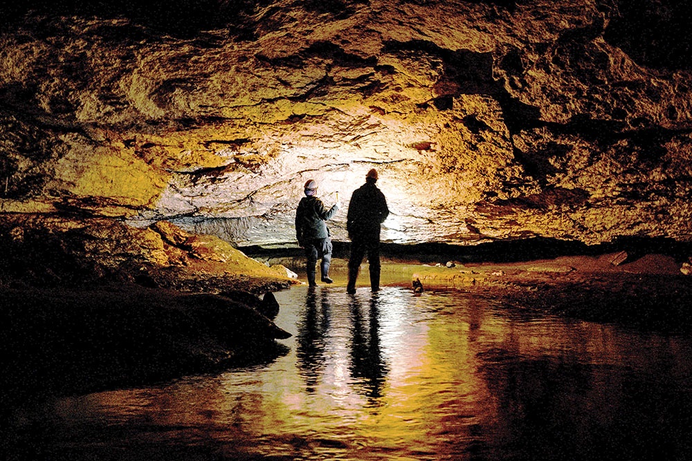 Посетители в пещере "Певческая эстрада" в Пинежском районе Архангельской области.
