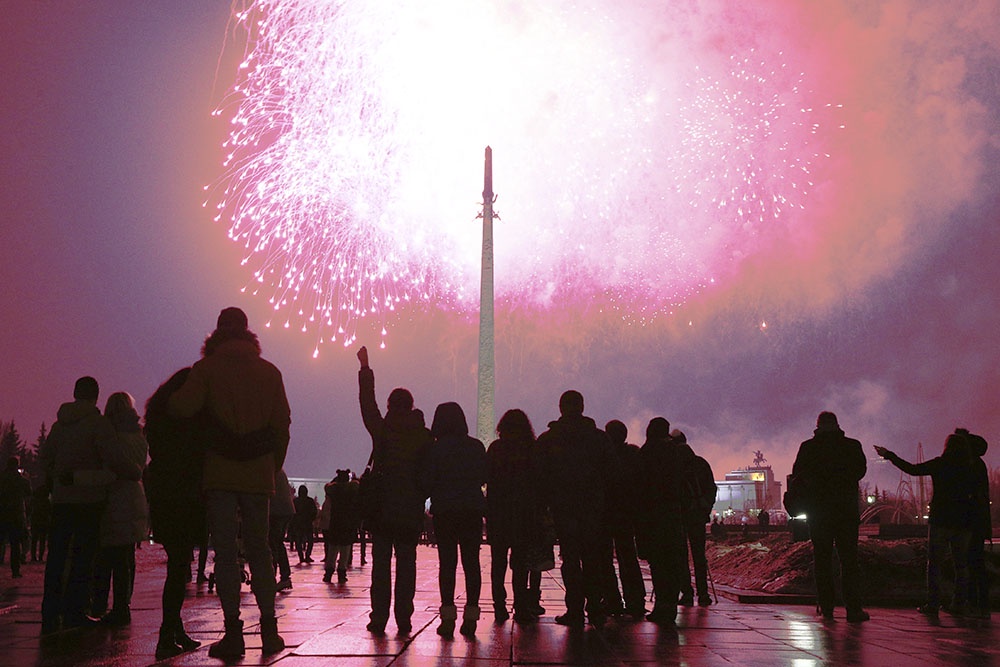 Праздничный салют в честь Дня защитника Отечества на Поклонной горе. 